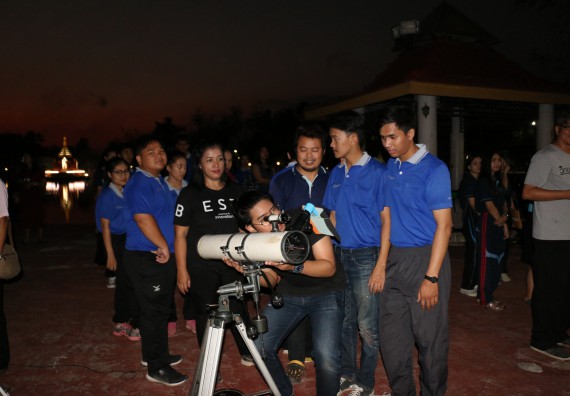 ภาพกิจกรรม ศูนย์วิทยาศาสตร์และวิทยาศาสตร์ประยุกต์ จัดกิจกรรมบริการวิชาการชมปรากฏการณ์ธรรมชาติ Super Blue Blood Moon