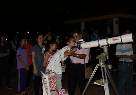 ภาพกิจกรรม ศูนย์วิทยาศาสตร์และวิทยาศาสตร์ประยุกต์ จัดกิจกรรมบริการวิชาการชมปรากฏการณ์ธรรมชาติ Super Blue Blood Moon