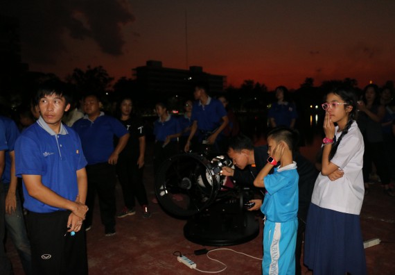 ภาพกิจกรรม ศูนย์วิทยาศาสตร์และวิทยาศาสตร์ประยุกต์ จัดกิจกรรมบริการวิชาการชมปรากฏการณ์ธรรมชาติ Super Blue Blood Moon