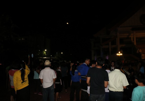 ภาพกิจกรรม ศูนย์วิทยาศาสตร์และวิทยาศาสตร์ประยุกต์ จัดกิจกรรมบริการวิชาการชมปรากฏการณ์ธรรมชาติ Super Blue Blood Moon