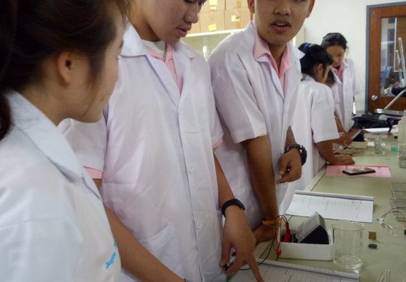  ภาพกิจกรรม โปรแกรมวิชาเคมี จัดการอบรมเชิงปฏิบัติการเสริมทักษะพื้นฐานทางเคมี