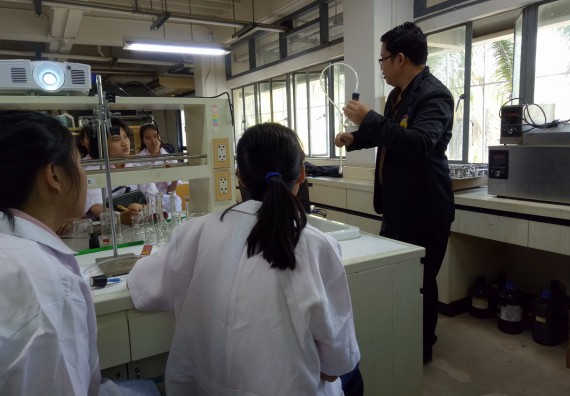  ภาพกิจกรรม โปรแกรมวิชาเคมี จัดการอบรมเชิงปฏิบัติการเสริมทักษะพื้นฐานทางเคมี