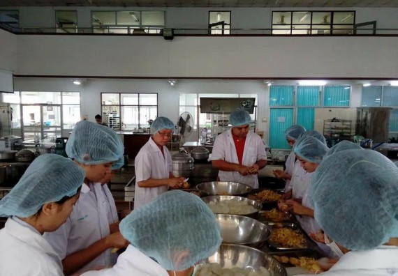  ภาพกิจกรรม โปรแกรมวิชาวิทยาศาสตร์และเทคโนโลยีการอาหาร จัดการอบรมเชิงปฏิบัติการ เรื่อง การผลิตอาหารกระป๋อง