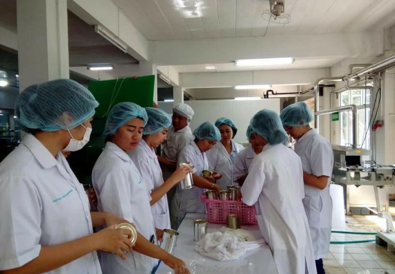  ภาพกิจกรรม โปรแกรมวิชาวิทยาศาสตร์และเทคโนโลยีการอาหาร จัดการอบรมเชิงปฏิบัติการ เรื่อง การผลิตอาหารกระป๋อง