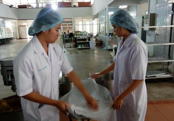  ภาพกิจกรรม โปรแกรมวิชาวิทยาศาสตร์และเทคโนโลยีการอาหาร จัดการอบรมเชิงปฏิบัติการ เรื่อง การผลิตอาหารกระป๋อง