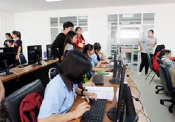 ภาพกิจกรรม โปรแกรมวิชาวิทยาศาสตร์สิ่งแวดล้อม	โครงการเยาวชนรักษ์สิ่งแวดล้อม จัดการอบรมเชิงปฏิบัติการ การศึกษาอัตราการซึมน้ำผ่านผิวดิน และการวิเคราะห์คุณภาพอากาศ