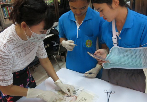 ภาพกิจกรรม โปรแกรมวิชาสาธารณสุขศาสตร์  อบรมการเย็บแผล ตัดไหม