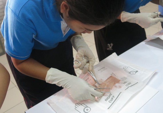 ภาพกิจกรรม โปรแกรมวิชาสาธารณสุขศาสตร์  อบรมการเย็บแผล ตัดไหม