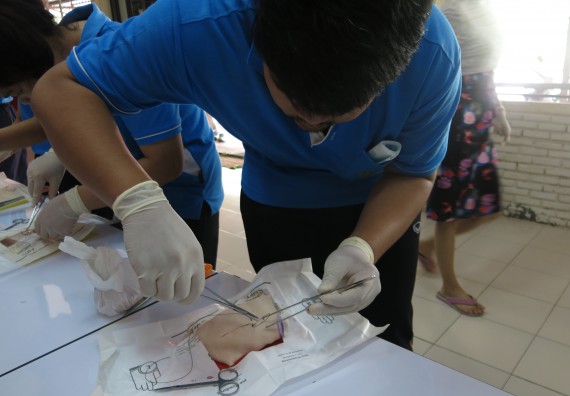 ภาพกิจกรรม โปรแกรมวิชาสาธารณสุขศาสตร์  อบรมการเย็บแผล ตัดไหม