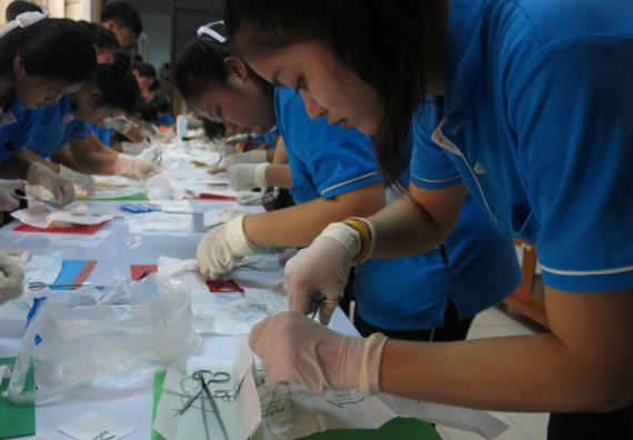 ภาพกิจกรรม โปรแกรมวิชาสาธารณสุขศาสตร์  อบรมการเย็บแผล ตัดไหม