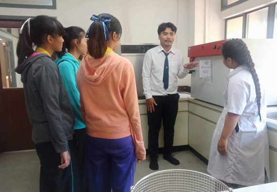 ภาพกิจกรรม โปรแกรมวิชาชีววิทยา จัดการอบรมเชิงปฏิบัติการ เรื่องการเพาะเลี้ยงเนื้อกล้วยไข่