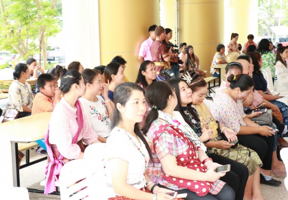 ภาพกิจกรรม คณะวิทยาศาสตร์และเทคโนโลยี เข้าร่วมทำบุญปีใหม่ไทย พิธีรดน้ำดำหัวขอพรผู้อาวุโสและผู้บริหารมหาวิทยาลัยราชภัฏกำแพงเพชร