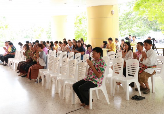 ภาพกิจกรรม คณะวิทยาศาสตร์และเทคโนโลยี เข้าร่วมทำบุญปีใหม่ไทย พิธีรดน้ำดำหัวขอพรผู้อาวุโสและผู้บริหารมหาวิทยาลัยราชภัฏกำแพงเพชร