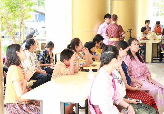 ภาพกิจกรรม คณะวิทยาศาสตร์และเทคโนโลยี เข้าร่วมทำบุญปีใหม่ไทย พิธีรดน้ำดำหัวขอพรผู้อาวุโสและผู้บริหารมหาวิทยาลัยราชภัฏกำแพงเพชร