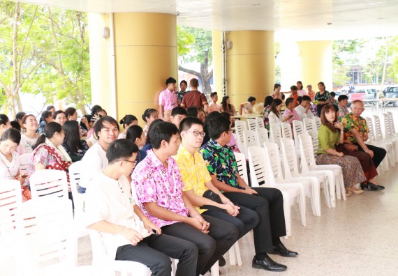 ภาพกิจกรรม คณะวิทยาศาสตร์และเทคโนโลยี เข้าร่วมทำบุญปีใหม่ไทย พิธีรดน้ำดำหัวขอพรผู้อาวุโสและผู้บริหารมหาวิทยาลัยราชภัฏกำแพงเพชร