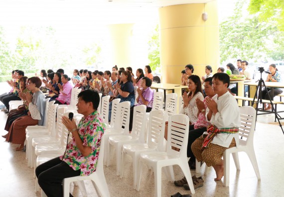 ภาพกิจกรรม คณะวิทยาศาสตร์และเทคโนโลยี เข้าร่วมทำบุญปีใหม่ไทย พิธีรดน้ำดำหัวขอพรผู้อาวุโสและผู้บริหารมหาวิทยาลัยราชภัฏกำแพงเพชร