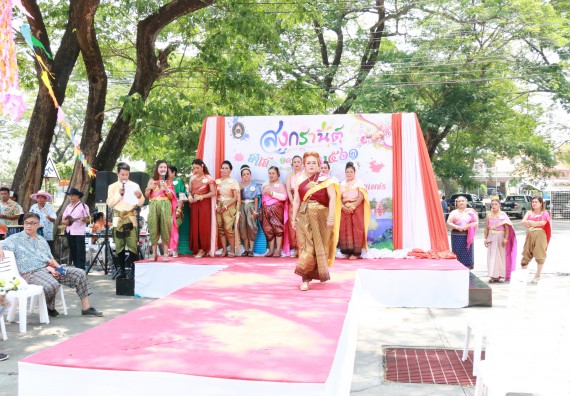 ภาพกิจกรรม คณะวิทยาศาสตร์และเทคโนโลยี เข้าร่วมทำบุญปีใหม่ไทย พิธีรดน้ำดำหัวขอพรผู้อาวุโสและผู้บริหารมหาวิทยาลัยราชภัฏกำแพงเพชร