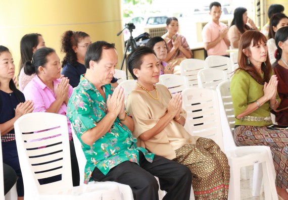 ภาพกิจกรรม คณะวิทยาศาสตร์และเทคโนโลยี เข้าร่วมทำบุญปีใหม่ไทย พิธีรดน้ำดำหัวขอพรผู้อาวุโสและผู้บริหารมหาวิทยาลัยราชภัฏกำแพงเพชร