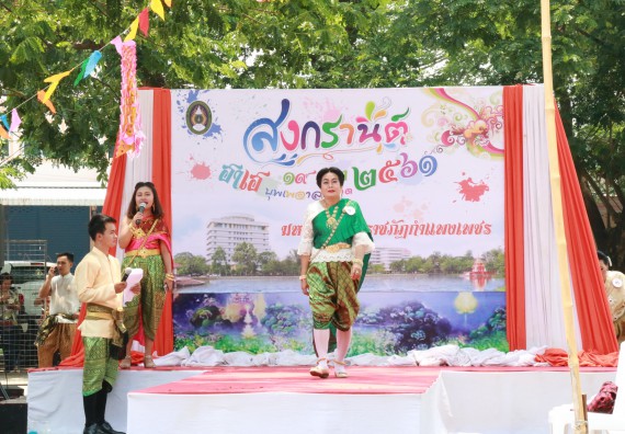 ภาพกิจกรรม คณะวิทยาศาสตร์และเทคโนโลยี เข้าร่วมทำบุญปีใหม่ไทย พิธีรดน้ำดำหัวขอพรผู้อาวุโสและผู้บริหารมหาวิทยาลัยราชภัฏกำแพงเพชร