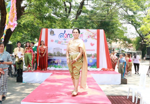 ภาพกิจกรรม คณะวิทยาศาสตร์และเทคโนโลยี เข้าร่วมทำบุญปีใหม่ไทย พิธีรดน้ำดำหัวขอพรผู้อาวุโสและผู้บริหารมหาวิทยาลัยราชภัฏกำแพงเพชร