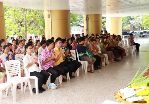 ภาพกิจกรรม คณะวิทยาศาสตร์และเทคโนโลยี เข้าร่วมทำบุญปีใหม่ไทย พิธีรดน้ำดำหัวขอพรผู้อาวุโสและผู้บริหารมหาวิทยาลัยราชภัฏกำแพงเพชร