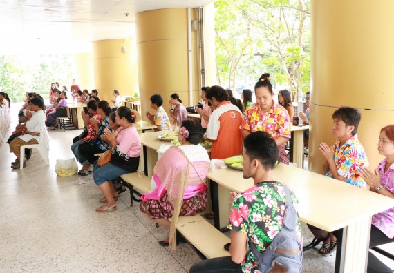 ภาพกิจกรรม คณะวิทยาศาสตร์และเทคโนโลยี เข้าร่วมทำบุญปีใหม่ไทย พิธีรดน้ำดำหัวขอพรผู้อาวุโสและผู้บริหารมหาวิทยาลัยราชภัฏกำแพงเพชร