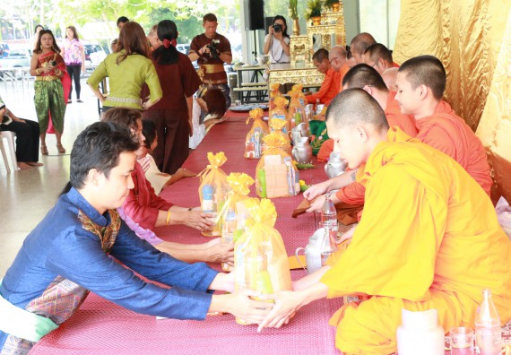 ภาพกิจกรรม คณะวิทยาศาสตร์และเทคโนโลยี เข้าร่วมทำบุญปีใหม่ไทย พิธีรดน้ำดำหัวขอพรผู้อาวุโสและผู้บริหารมหาวิทยาลัยราชภัฏกำแพงเพชร