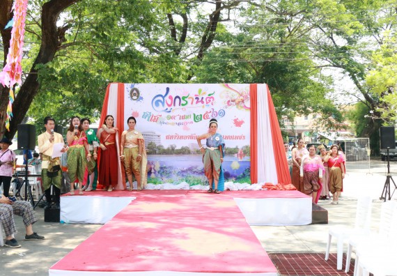 ภาพกิจกรรม คณะวิทยาศาสตร์และเทคโนโลยี เข้าร่วมทำบุญปีใหม่ไทย พิธีรดน้ำดำหัวขอพรผู้อาวุโสและผู้บริหารมหาวิทยาลัยราชภัฏกำแพงเพชร