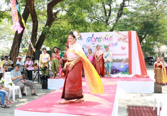 ภาพกิจกรรม คณะวิทยาศาสตร์และเทคโนโลยี เข้าร่วมทำบุญปีใหม่ไทย พิธีรดน้ำดำหัวขอพรผู้อาวุโสและผู้บริหารมหาวิทยาลัยราชภัฏกำแพงเพชร