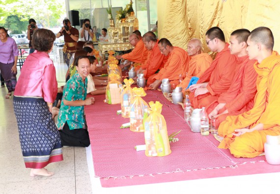 ภาพกิจกรรม คณะวิทยาศาสตร์และเทคโนโลยี เข้าร่วมทำบุญปีใหม่ไทย พิธีรดน้ำดำหัวขอพรผู้อาวุโสและผู้บริหารมหาวิทยาลัยราชภัฏกำแพงเพชร