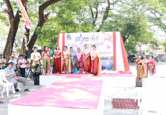 ภาพกิจกรรม คณะวิทยาศาสตร์และเทคโนโลยี เข้าร่วมทำบุญปีใหม่ไทย พิธีรดน้ำดำหัวขอพรผู้อาวุโสและผู้บริหารมหาวิทยาลัยราชภัฏกำแพงเพชร