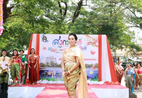 ภาพกิจกรรม คณะวิทยาศาสตร์และเทคโนโลยี เข้าร่วมทำบุญปีใหม่ไทย พิธีรดน้ำดำหัวขอพรผู้อาวุโสและผู้บริหารมหาวิทยาลัยราชภัฏกำแพงเพชร