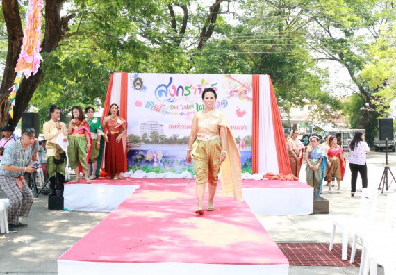 ภาพกิจกรรม คณะวิทยาศาสตร์และเทคโนโลยี เข้าร่วมทำบุญปีใหม่ไทย พิธีรดน้ำดำหัวขอพรผู้อาวุโสและผู้บริหารมหาวิทยาลัยราชภัฏกำแพงเพชร