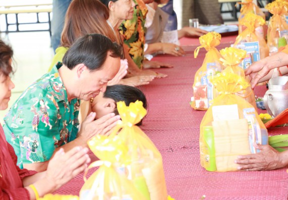 ภาพกิจกรรม คณะวิทยาศาสตร์และเทคโนโลยี เข้าร่วมทำบุญปีใหม่ไทย พิธีรดน้ำดำหัวขอพรผู้อาวุโสและผู้บริหารมหาวิทยาลัยราชภัฏกำแพงเพชร