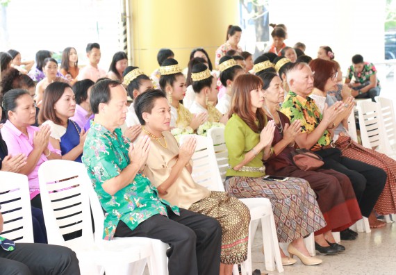 ภาพกิจกรรม คณะวิทยาศาสตร์และเทคโนโลยี เข้าร่วมทำบุญปีใหม่ไทย พิธีรดน้ำดำหัวขอพรผู้อาวุโสและผู้บริหารมหาวิทยาลัยราชภัฏกำแพงเพชร