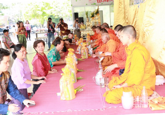 ภาพกิจกรรม คณะวิทยาศาสตร์และเทคโนโลยี เข้าร่วมทำบุญปีใหม่ไทย พิธีรดน้ำดำหัวขอพรผู้อาวุโสและผู้บริหารมหาวิทยาลัยราชภัฏกำแพงเพชร