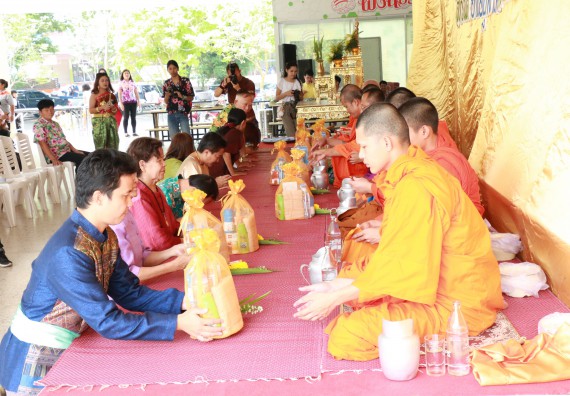 ภาพกิจกรรม คณะวิทยาศาสตร์และเทคโนโลยี เข้าร่วมทำบุญปีใหม่ไทย พิธีรดน้ำดำหัวขอพรผู้อาวุโสและผู้บริหารมหาวิทยาลัยราชภัฏกำแพงเพชร