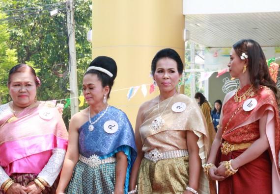 ภาพกิจกรรม คณะวิทยาศาสตร์และเทคโนโลยี เข้าร่วมทำบุญปีใหม่ไทย พิธีรดน้ำดำหัวขอพรผู้อาวุโสและผู้บริหารมหาวิทยาลัยราชภัฏกำแพงเพชร