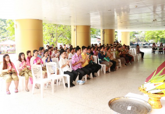 ภาพกิจกรรม คณะวิทยาศาสตร์และเทคโนโลยี เข้าร่วมทำบุญปีใหม่ไทย พิธีรดน้ำดำหัวขอพรผู้อาวุโสและผู้บริหารมหาวิทยาลัยราชภัฏกำแพงเพชร