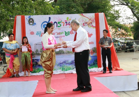 ภาพกิจกรรม คณะวิทยาศาสตร์และเทคโนโลยี เข้าร่วมทำบุญปีใหม่ไทย พิธีรดน้ำดำหัวขอพรผู้อาวุโสและผู้บริหารมหาวิทยาลัยราชภัฏกำแพงเพชร