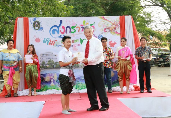 ภาพกิจกรรม คณะวิทยาศาสตร์และเทคโนโลยี เข้าร่วมทำบุญปีใหม่ไทย พิธีรดน้ำดำหัวขอพรผู้อาวุโสและผู้บริหารมหาวิทยาลัยราชภัฏกำแพงเพชร