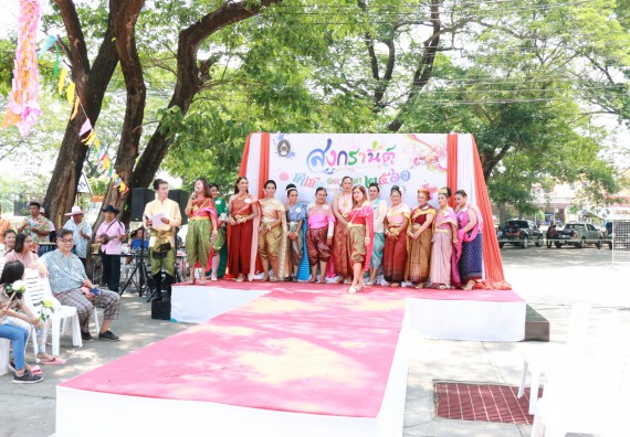ภาพกิจกรรม คณะวิทยาศาสตร์และเทคโนโลยี เข้าร่วมทำบุญปีใหม่ไทย พิธีรดน้ำดำหัวขอพรผู้อาวุโสและผู้บริหารมหาวิทยาลัยราชภัฏกำแพงเพชร