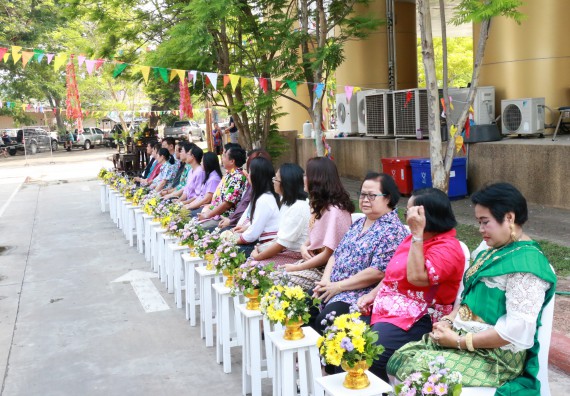 ภาพกิจกรรม คณะวิทยาศาสตร์และเทคโนโลยี เข้าร่วมทำบุญปีใหม่ไทย พิธีรดน้ำดำหัวขอพรผู้อาวุโสและผู้บริหารมหาวิทยาลัยราชภัฏกำแพงเพชร