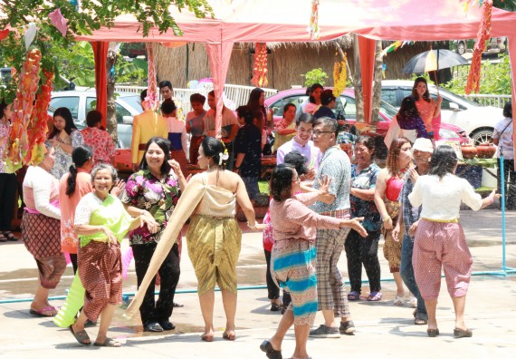 ภาพกิจกรรม คณะวิทยาศาสตร์และเทคโนโลยี เข้าร่วมทำบุญปีใหม่ไทย พิธีรดน้ำดำหัวขอพรผู้อาวุโสและผู้บริหารมหาวิทยาลัยราชภัฏกำแพงเพชร