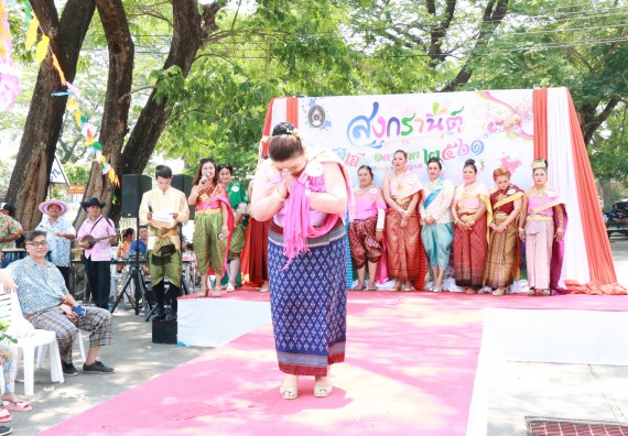 ภาพกิจกรรม คณะวิทยาศาสตร์และเทคโนโลยี เข้าร่วมทำบุญปีใหม่ไทย พิธีรดน้ำดำหัวขอพรผู้อาวุโสและผู้บริหารมหาวิทยาลัยราชภัฏกำแพงเพชร