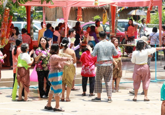 ภาพกิจกรรม คณะวิทยาศาสตร์และเทคโนโลยี เข้าร่วมทำบุญปีใหม่ไทย พิธีรดน้ำดำหัวขอพรผู้อาวุโสและผู้บริหารมหาวิทยาลัยราชภัฏกำแพงเพชร
