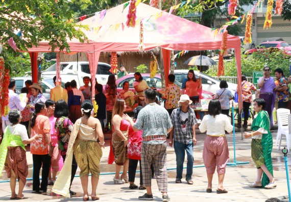 ภาพกิจกรรม คณะวิทยาศาสตร์และเทคโนโลยี เข้าร่วมทำบุญปีใหม่ไทย พิธีรดน้ำดำหัวขอพรผู้อาวุโสและผู้บริหารมหาวิทยาลัยราชภัฏกำแพงเพชร