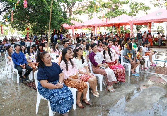 ภาพกิจกรรม คณะวิทยาศาสตร์และเทคโนโลยี เข้าร่วมทำบุญปีใหม่ไทย พิธีรดน้ำดำหัวขอพรผู้อาวุโสและผู้บริหารมหาวิทยาลัยราชภัฏกำแพงเพชร