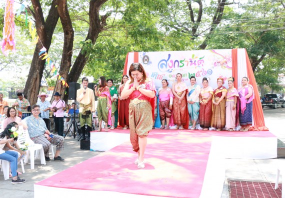 ภาพกิจกรรม คณะวิทยาศาสตร์และเทคโนโลยี เข้าร่วมทำบุญปีใหม่ไทย พิธีรดน้ำดำหัวขอพรผู้อาวุโสและผู้บริหารมหาวิทยาลัยราชภัฏกำแพงเพชร