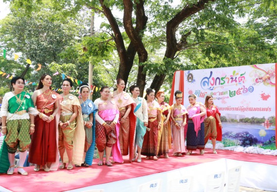 ภาพกิจกรรม คณะวิทยาศาสตร์และเทคโนโลยี เข้าร่วมทำบุญปีใหม่ไทย พิธีรดน้ำดำหัวขอพรผู้อาวุโสและผู้บริหารมหาวิทยาลัยราชภัฏกำแพงเพชร